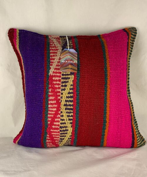 Funda artesanal altoandina en tonos rojos y morados