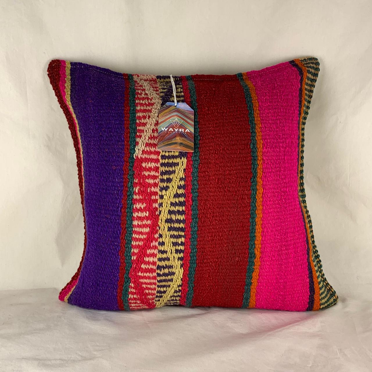 Funda artesanal altoandina en tonos rojos y morados