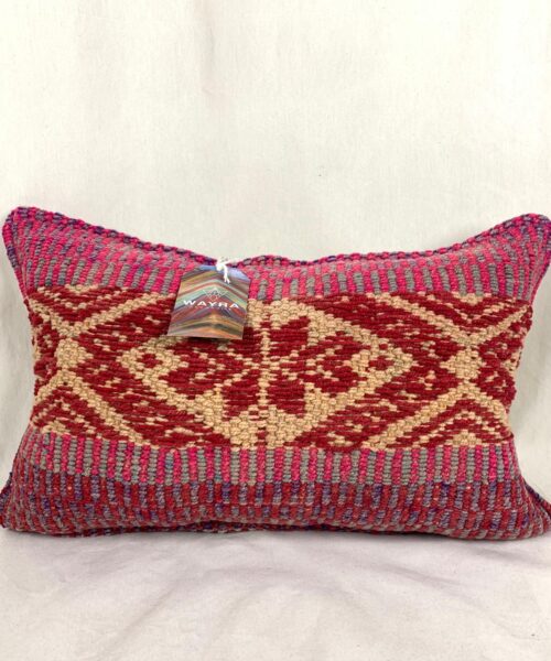 Funda rectangular peruana en tonos rojos y fucsia