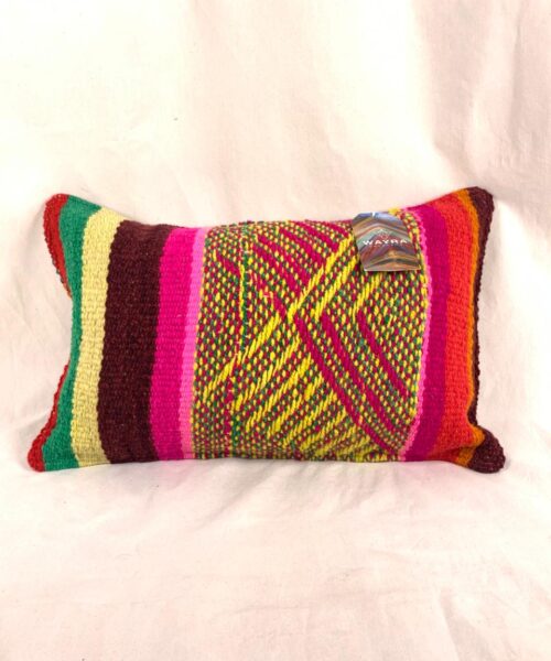 Funda rectangular andina multicolor en tonos rojos y amarillos