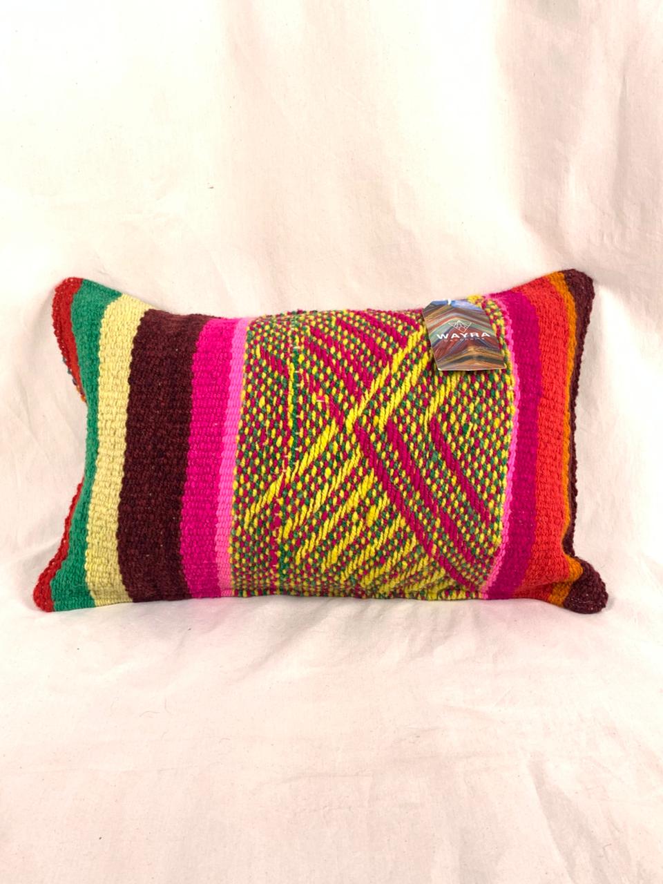 Funda rectangular andina multicolor en tonos rojos y amarillos