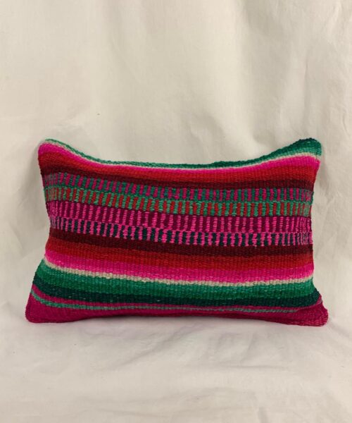 Funda rectangular andina en tonos rojo vino y verde
