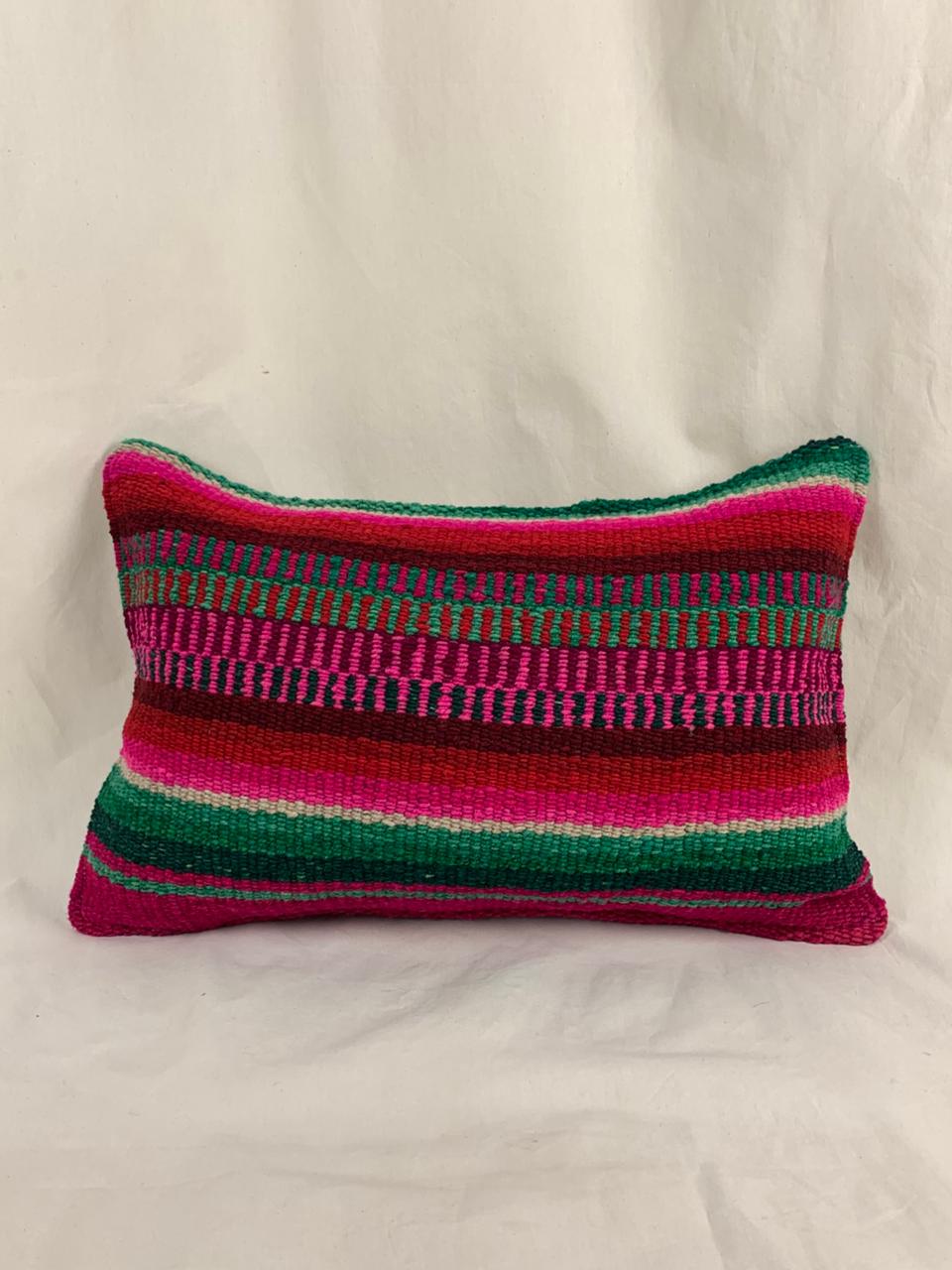 Funda rectangular andina en tonos rojo vino y verde