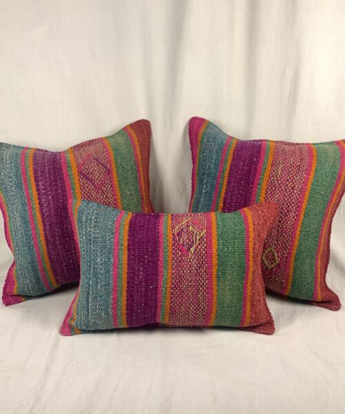 Cojines artesanales elaborados en textiles altoandinos en lana de ovino artesanal